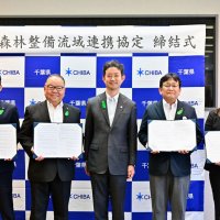 協定書に署名した３市長ら＝１４日、県庁