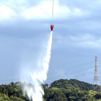 ヘリで給水、空中消火　大規模林野火災備え訓練　君津