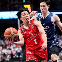第３クオーター、攻め込む千葉Ｊ・富樫（左）（共同）