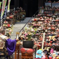 親しんだ人形に別れ　木更津高蔵寺　３３００体、感謝込め供養