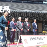 式典で高速バスの利用を呼びかけるシンガーソングライターのＹａｅさん（左）＝１６日、鴨川市
