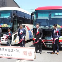 式典でテープカットをする関係者ら＝鴨川市