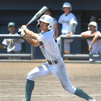 専大松戸―花咲徳栄　７回裏専大松戸２死一塁、宮尾がチーム１１得点目となる適時打を放ち、７点差でコールドゲームとなる＝１７日、千葉市の県総合スポーツセンター野球場
