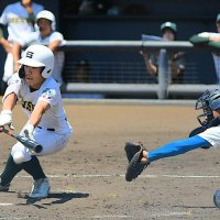 ４回裏専大松戸１死三塁、柴田がスクイズを決めて４点目を挙げる。
