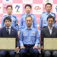 意識ないドライバー、車はふらふら走行　目前に交通量多い交差点…手でブレーキ押し停止　会社員２人に感謝状　千葉中央署