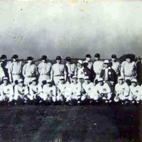 日米野球の合同公開練習での全日本チーム、全米チームの記念写真（提供・習志野市教育委員会）

