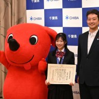 熊谷知事（右）と記念撮影する中井選手（中央）＝１９日午前、県庁