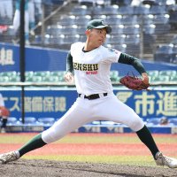 山梨学院―専大松戸　力投する専大松戸先発の門倉＝１９日、千葉市のＺＯＺＯマリンスタジアム