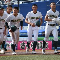 山梨学院―専大松戸　準々決勝で敗れ、悔しがる専大松戸の選手ら＝１９日、千葉市のＺＯＺＯマリンスタジアム