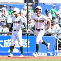 山梨学院―専大松戸　６回裏専大松戸１死一、二塁、宮尾が右越えに３ランを放つ＝ＺＯＺＯマリン
