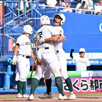 ９回、２ランを放ち吉岡（２）と抱き合う専大松戸の代打の常田