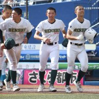 山梨学院―専大松戸　準々決勝で山梨学院に逆転負けを喫し、悔しがる専大松戸の選手ら＝ＺＯＺＯマリン