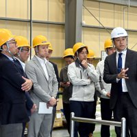 売上１００億目指すゼミ　参加者、工場で交流