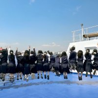 船の展望デッキではしゃぐ生徒たち（千葉女子高校提供）