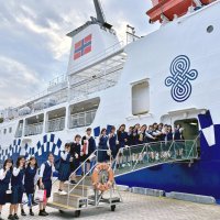 横浜港で船に乗る生徒たち（千葉女子高校提供）