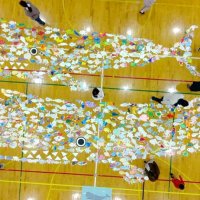 大きな“クジラ”できた！　力合わせ、紙の魚７５０匹で描く　協力隊によるアートイベント　多古