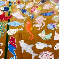 クジラを間近で見ると、子どもたちが色を塗った海の生き物がいきいきと並ぶ（笠川さん提供）