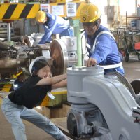 重さ５トンの台車を引っ張る体験をする児童＝酒々井町の京成電鉄宗吾車両基地
