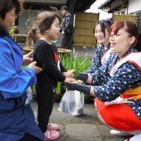 オープニングイベントとしてミスあやめが来場者にハナショウブの苗をプレゼントした＝２３日、香取市