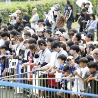 サッカーＷ杯北中米３カ国大会に向けた日本代表の合宿に駆けつけた大勢のファン＝２５日、千葉市内（共同）