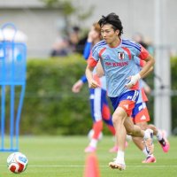 サッカーＷ杯北中米３カ国大会に向けた合宿を開始し、調整する中村敬斗（我孫子市出身）＝２５日、千葉市内（共同）