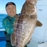 洲崎南沖で釣り上げたマハタ（写真は「萬栄丸」提供）
