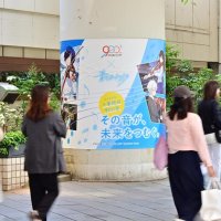 アニメ「青のオーケストラ」とコラボした千葉開府９００年のキービジュアル広告＝５月１５日、千葉市中央区のＪＲ千葉駅近く
