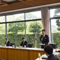 「いすみ鉄道が担う地域公共交通のあり方検討会議」の初会合冒頭にあいさつするいすみ鉄道の古竹孝一社長（左から３番目）＝２７日、大多喜町役場