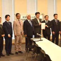 木原官房長官（中央）に未確認空中現象（ＵＡＰ）に関する提言を手渡すＵＡＰ議連の浜田会長ら＝２８日、国会内