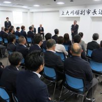 市役所で開かれた上大川副市長の退任式＝２９日、山武市
