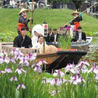 【動画あり】嫁入り舟で晴れ姿披露　来園者の祝福に笑顔　香取・あやめパーク
