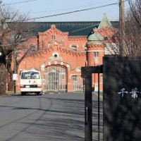 傷害容疑で受刑者２人を書類送検　小机投げたり振り回したり…殴る蹴るの暴行加えた受刑者も　いずれも腕を骨折させる　千葉刑務所