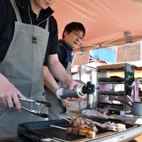 各地のブランド豚を使った料理が販売された会場＝３０日、多古町