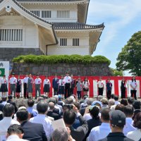 市内の小学生～大学生の代表者が「これから始まる未来を共に」とメッセージを披露した＝１日、千葉市中央区の亥鼻公園