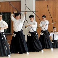 男子団体戦で優勝した千葉商＝県総合ＳＣ弓道場